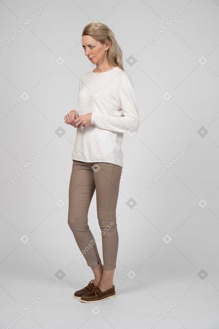 立っているカジュアルな服を着た女性