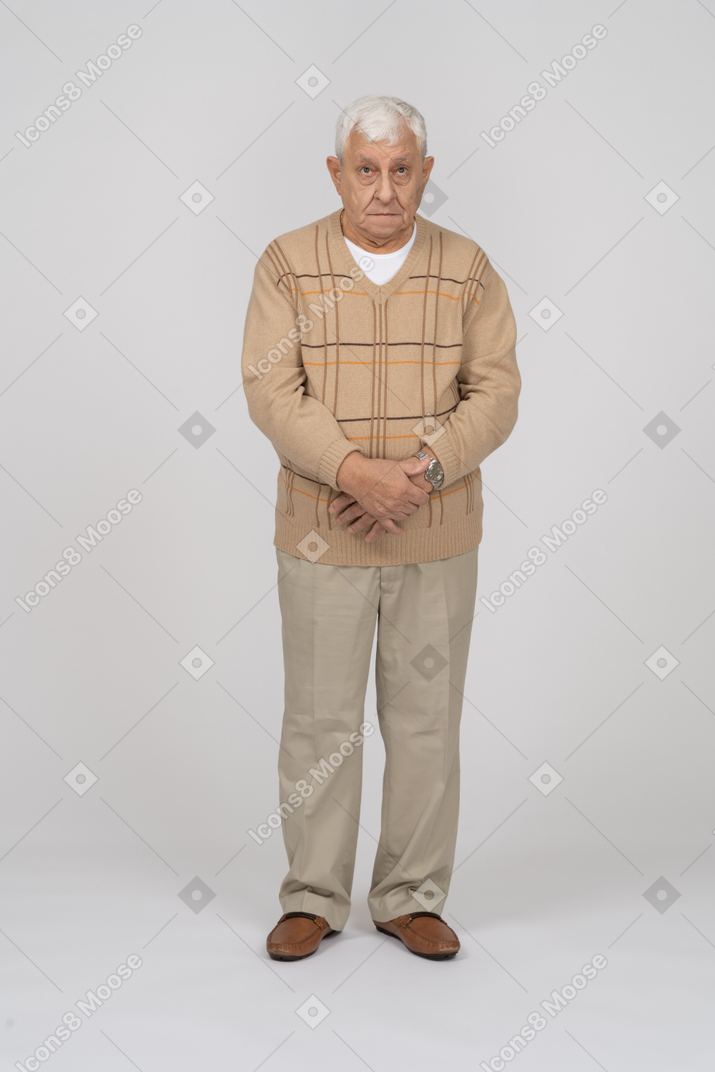 Vista frontal de um velho em roupas casuais, olhando para a câmera