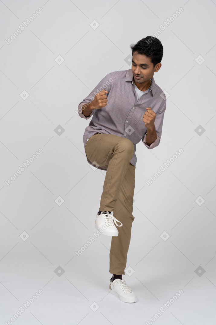 Mann in freizeitkleidung stehend