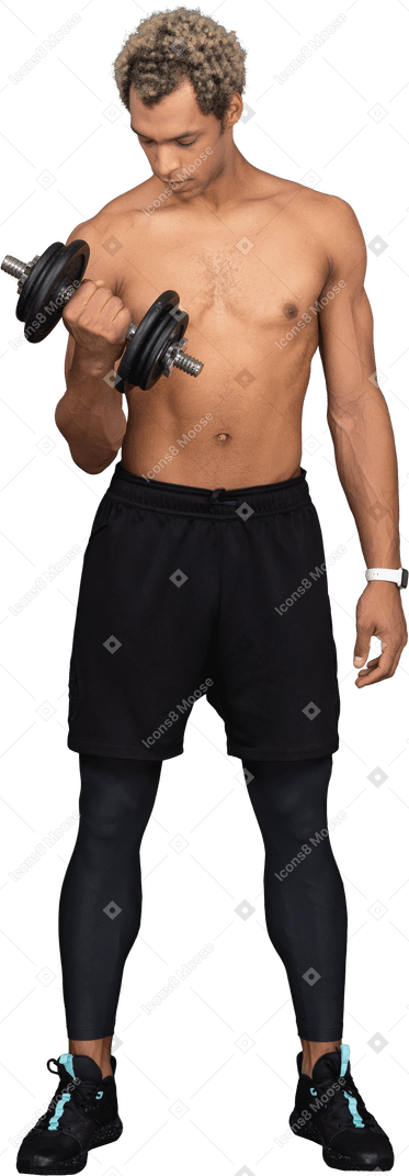Vista frontale di un uomo afro a torso nudo che solleva il manubrio
