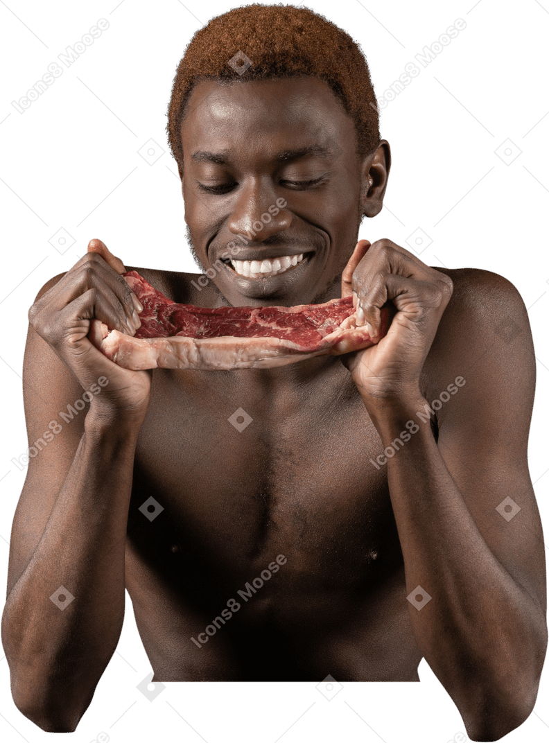 Vista frontal de un hombre afro sonriente mirando la rebanada de carne