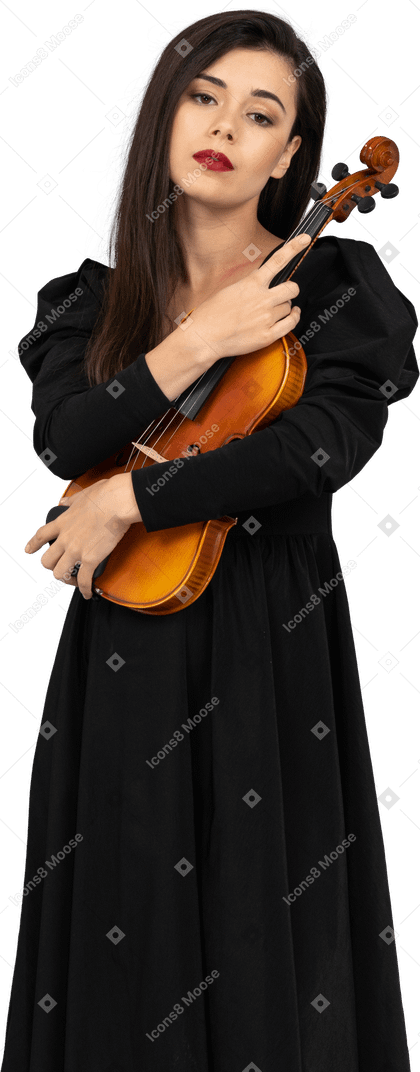 バイオリンを持った黒いドレスを着た若い女性の正面図