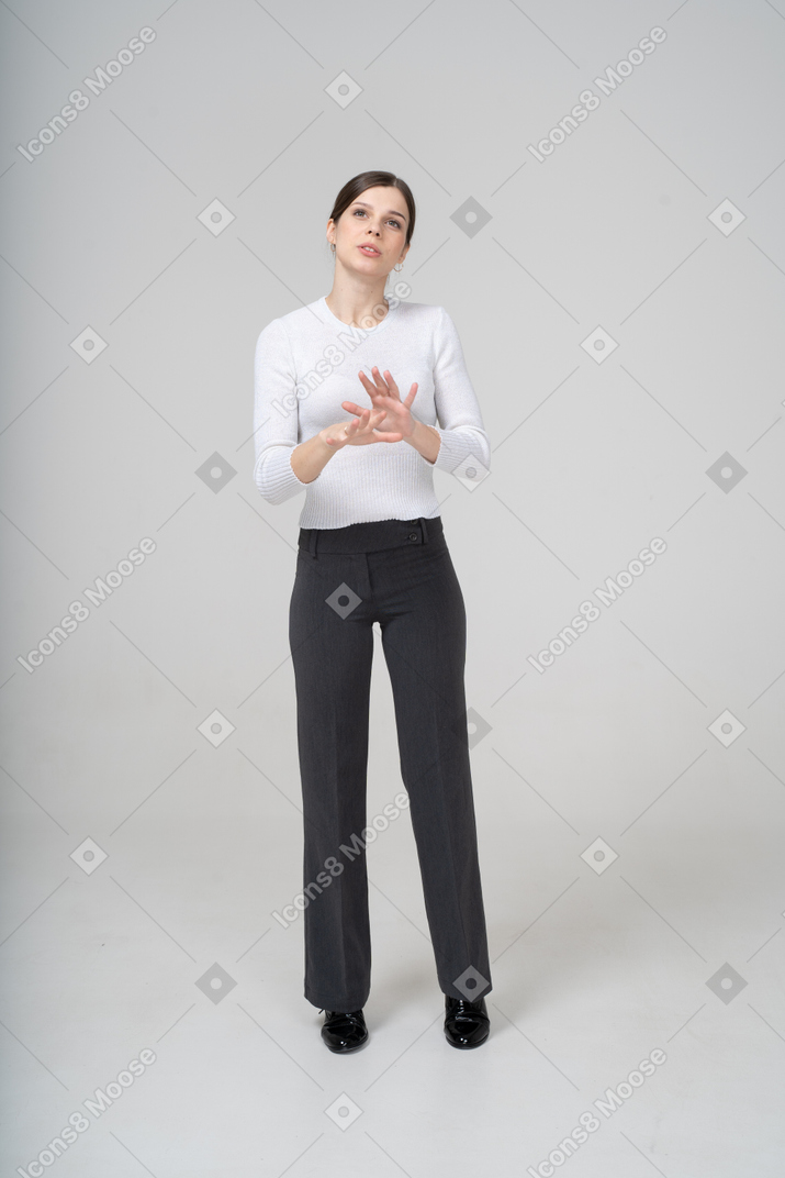 검은색 바지와 흰색 셔츠를 입은 여성의 전면 모습