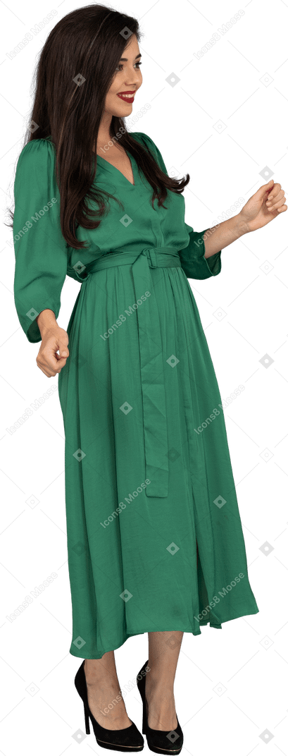 Vista de três quartos de uma jovem sorridente em um vestido verde