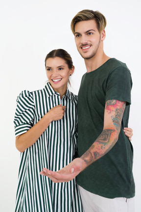 Jovem casal olhando alguma coisa e sorrindo