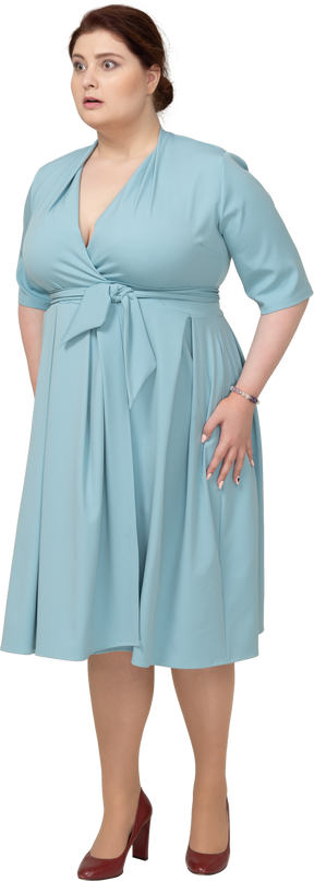 一个穿蓝色裙子的女人的前视图