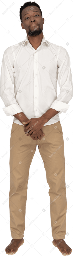 Homme en chemise blanche debout