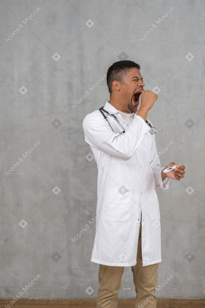 Médico varón bostezando