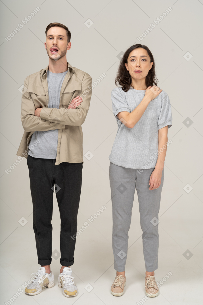 Vista frontal do jovem casal mostrando línguas