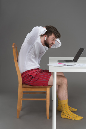 Erschöpfter depressiver büroangestellter, der mit beiden händen den kopf hält