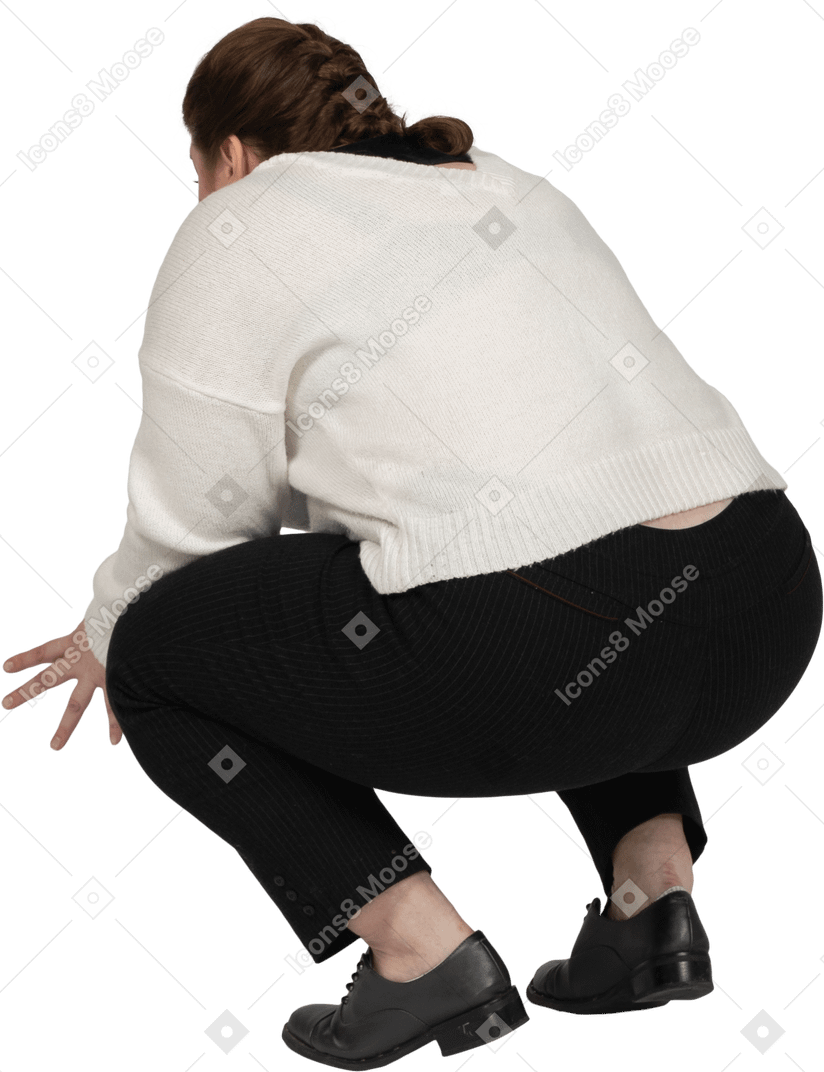 Vista posteriore di una donna grassoccia in abiti casual accovacciata