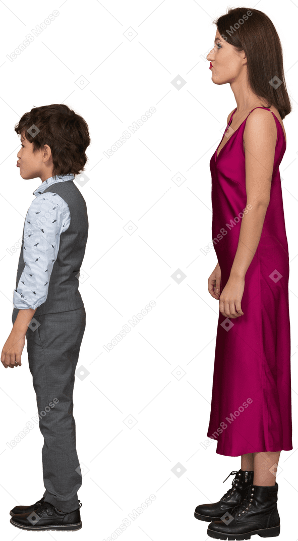 Mujer en vestido rojo y niño de perfil