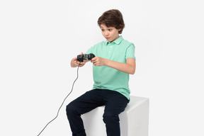 Мальчик-подросток наслаждается видеоиграми
