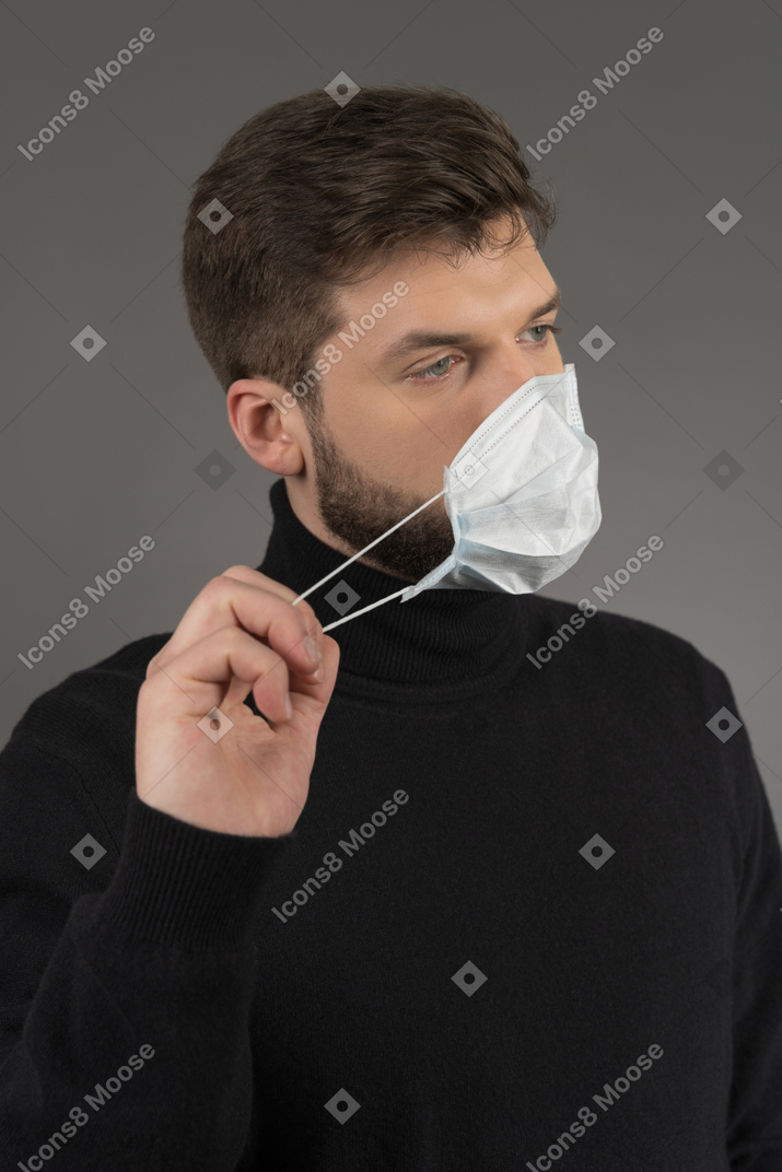 Un homme portant un masque chirurgical