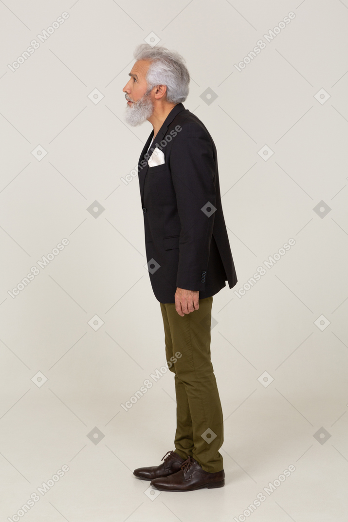Vista lateral de un hombre con una chaqueta parada