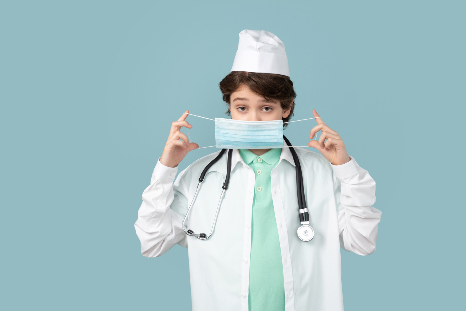 I know that a real doctor should wear a surgical mask during his rounds