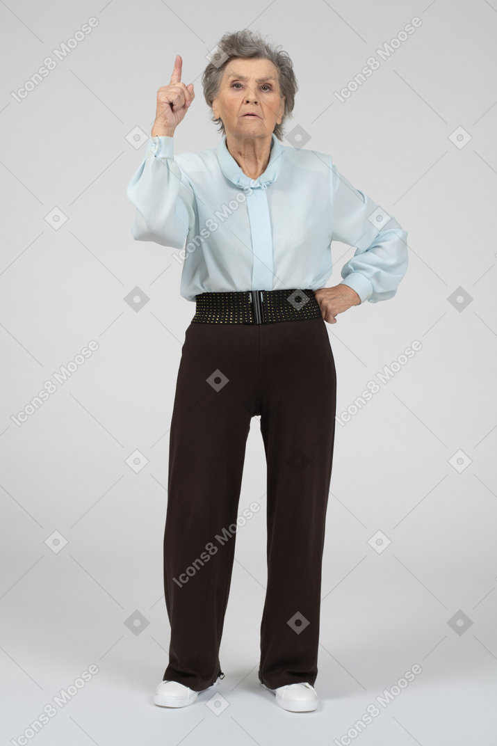 Anciana apuntando hacia arriba