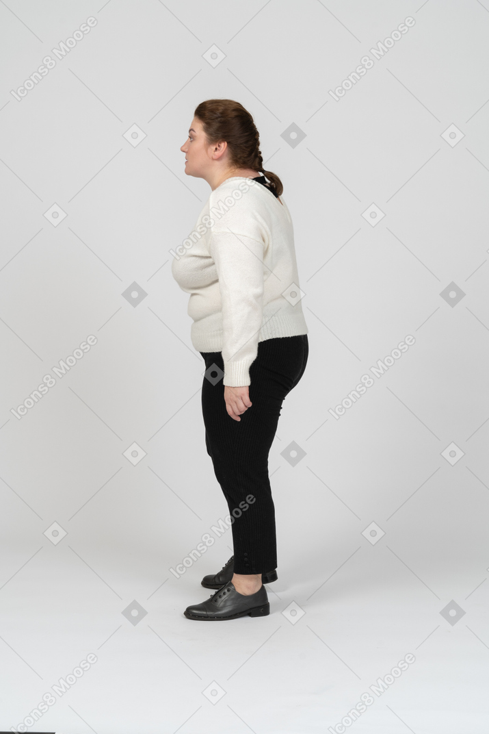 一个穿着休闲服的胖女人的侧视图