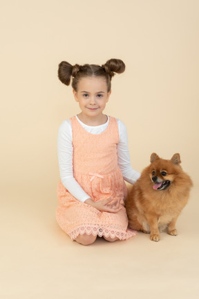 Divertendosi con un amico cagnolino