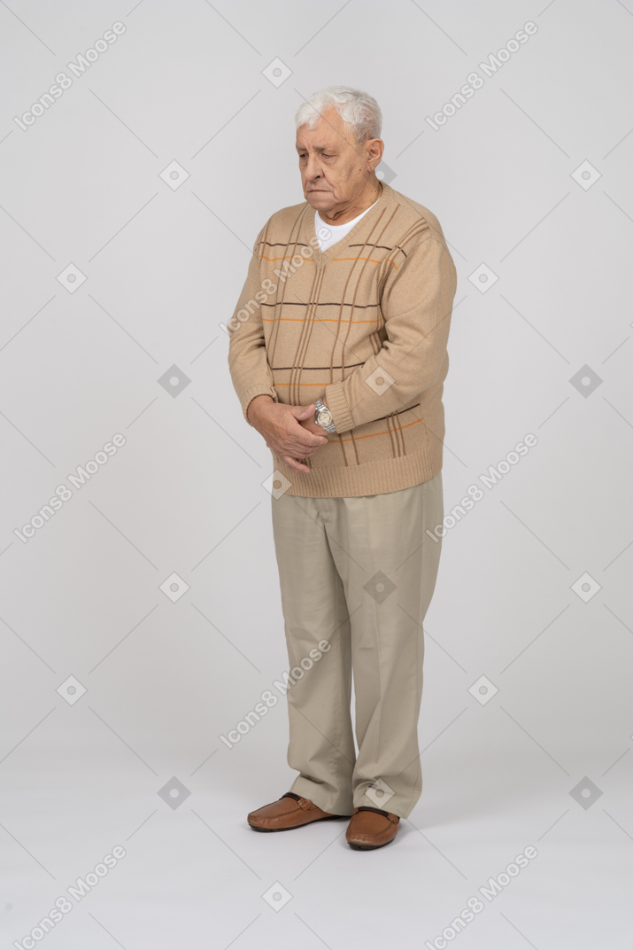 Anciano con ropa informal parado