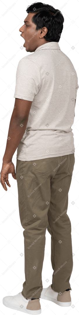 Homem em roupas casuais em pé