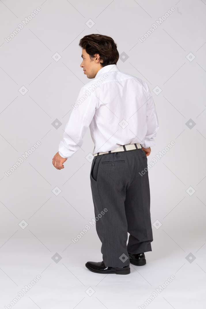 Vista traseira de três quartos de um homem com roupa formal