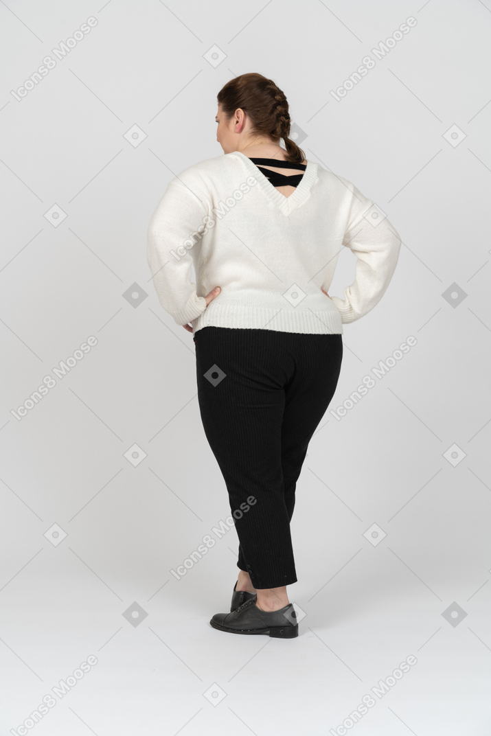 Mujer regordeta en ropa casual posando