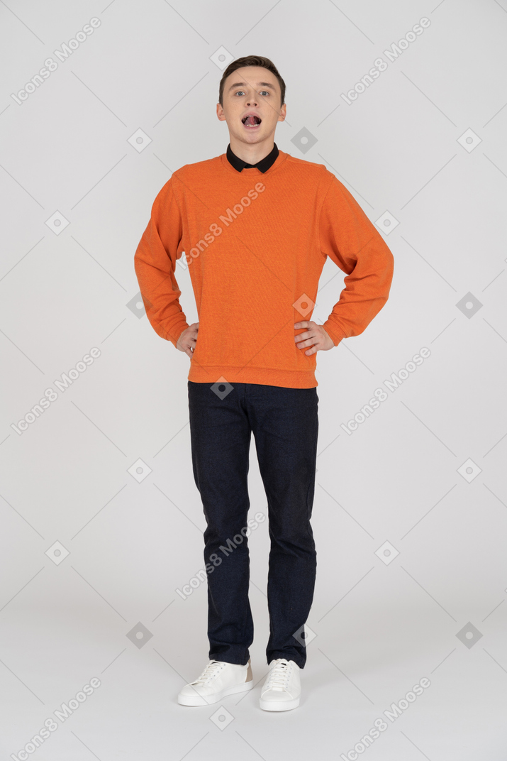 穿着橙色毛衣的年轻人站着