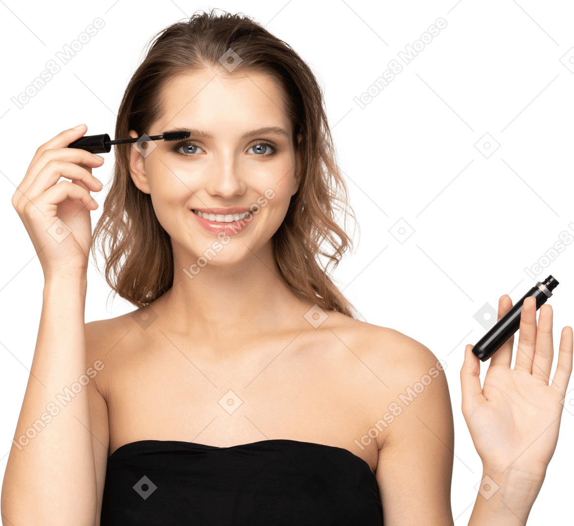 一个微笑的年轻女子穿着黑色上衣涂睫毛膏的前视图