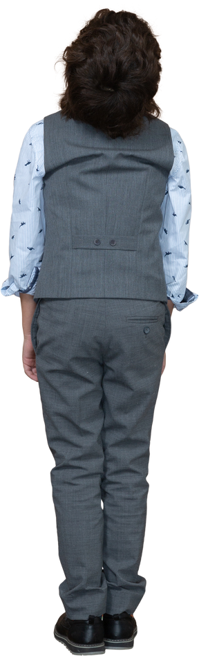 見上げる灰色のスーツを着た少年の背面図