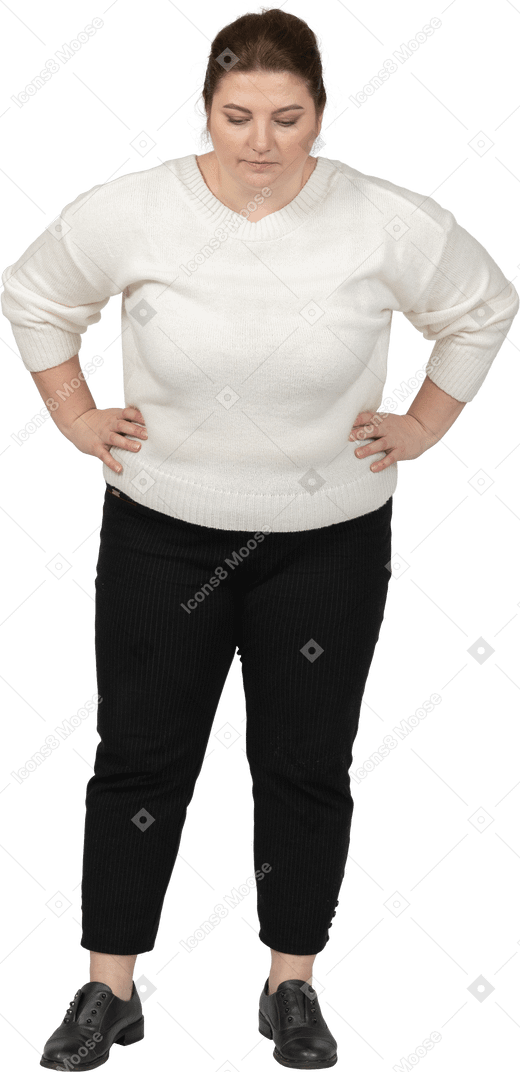 腰に手を置いて立っているカジュアルな服を着たふっくらとした女性の正面図
