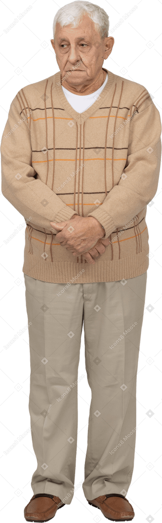 Vue de face d'un vieil homme en tenue décontractée, immobile, les yeux fermés