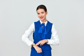 Bellissimo assistente di volo in uniforme blu