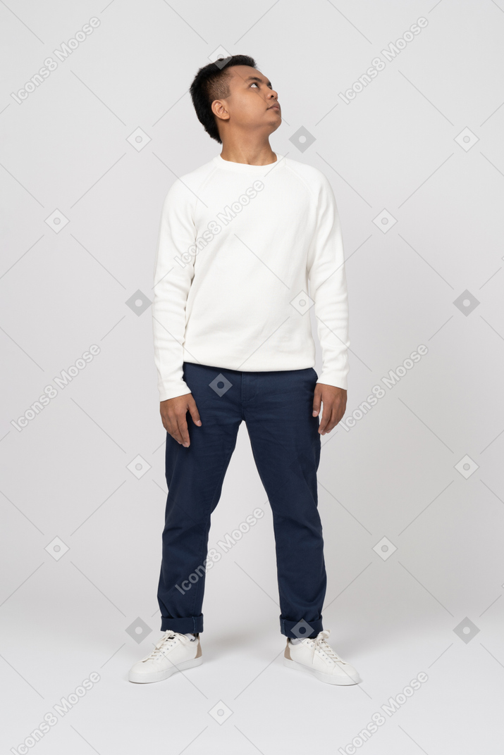 Hombre en un suéter blanco de pie