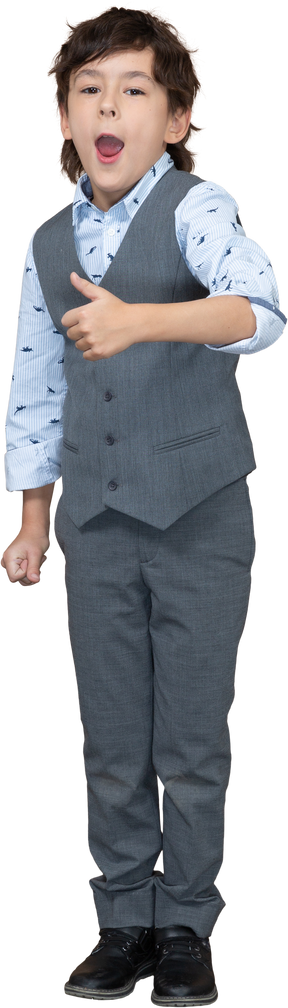 親指を上に表示している灰色のスーツを着た少年の正面図