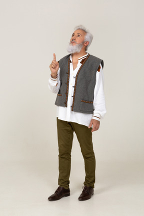 Homme en gilet gris levant son doigt