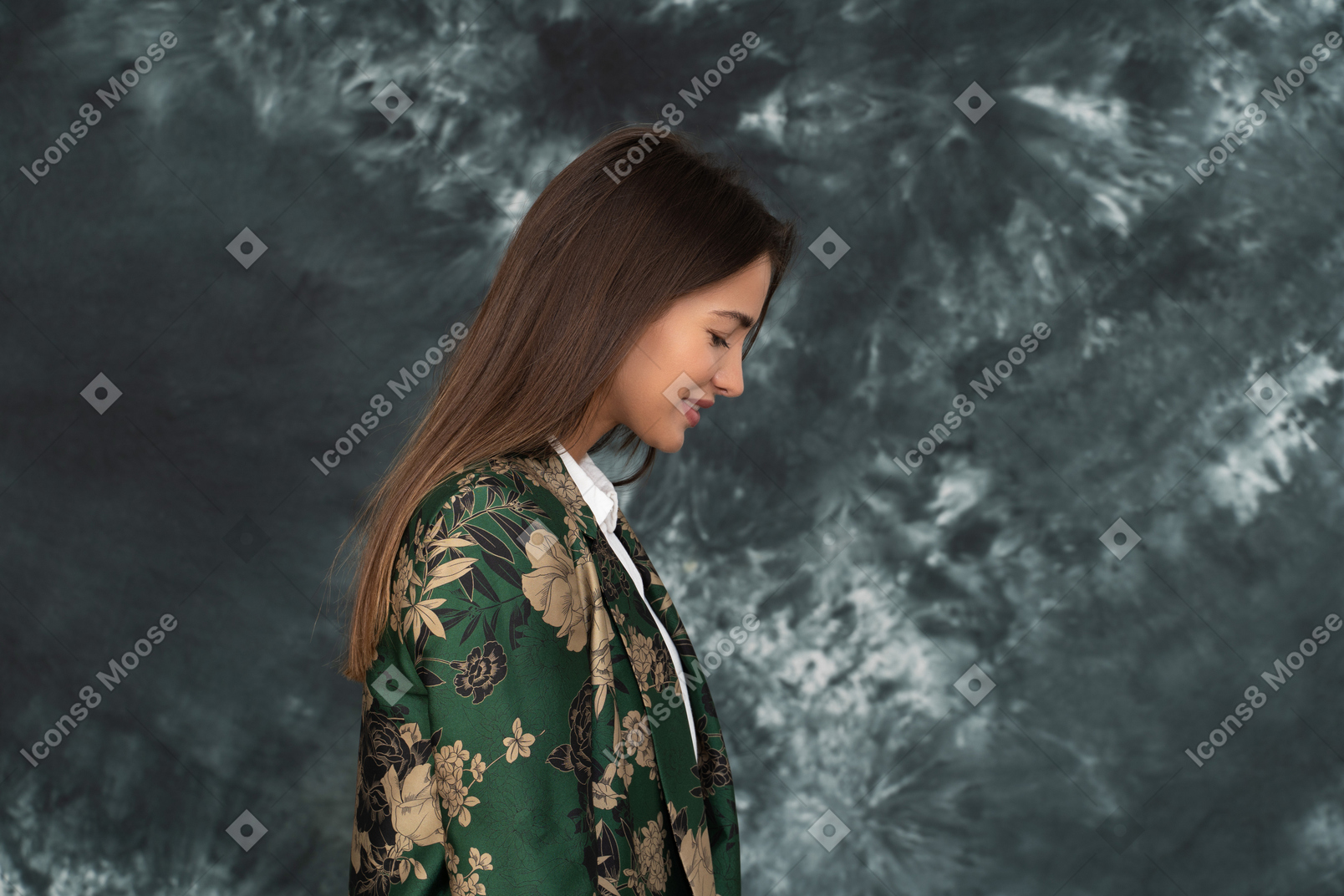 Vista lateral de uma tímida empresária sorridente em jaqueta japonesa