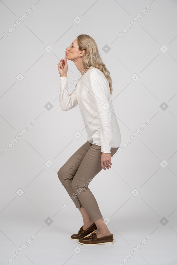 Mulher com roupas casuais em pé