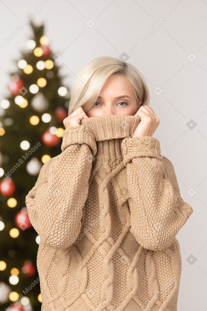 Mujer joven con su mejor suéter para la fiesta de navidad