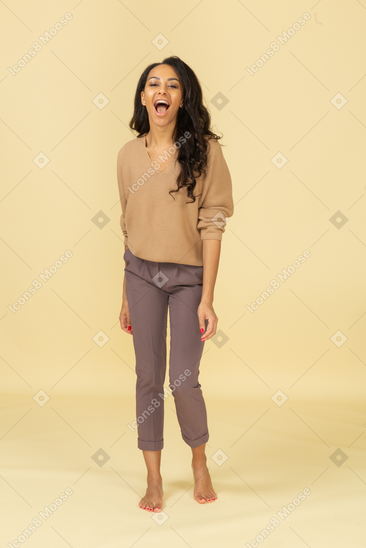 笑っている浅黒い肌の若い女性の正面図