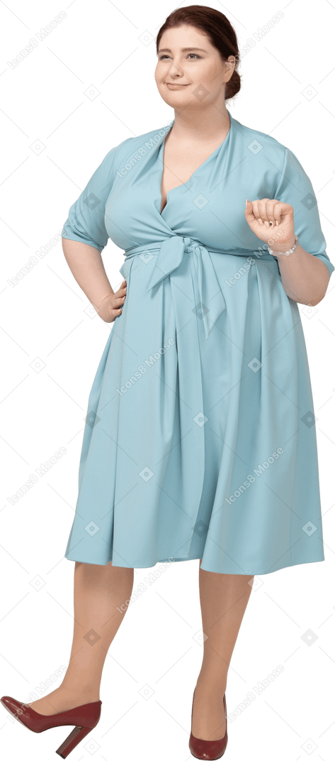 Vue de face d'une femme en robe bleue