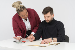 Discussione professionale tra colleghi