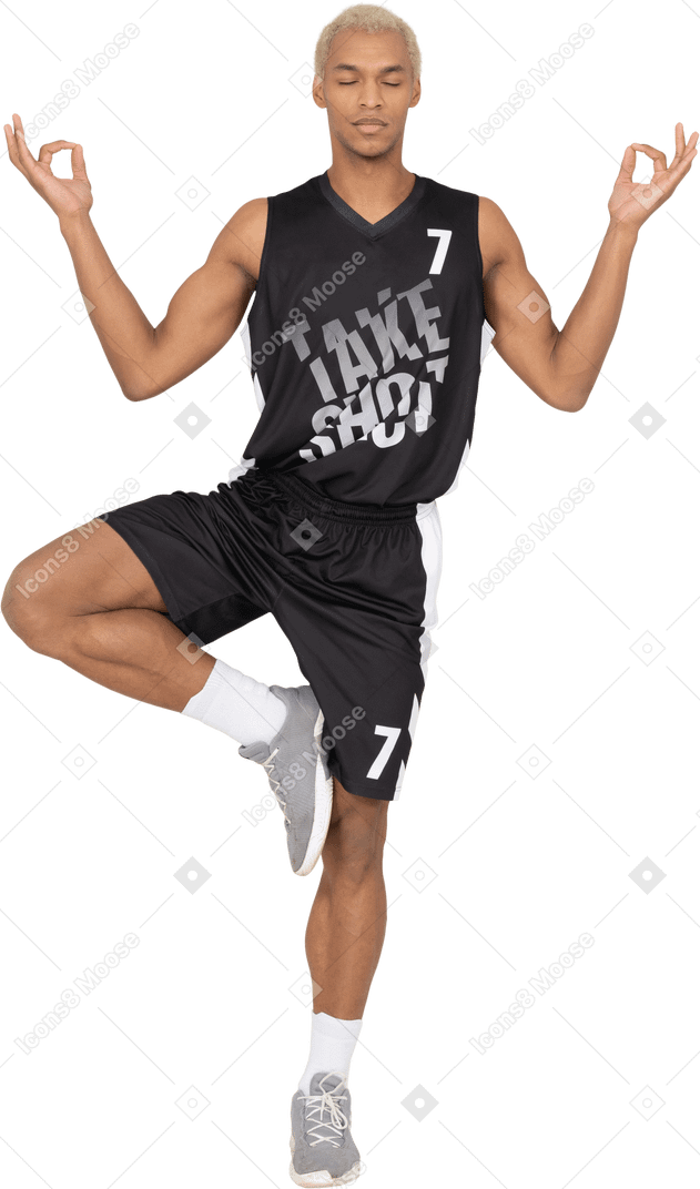Вид спереди медитирующего молодого баскетболиста, показывающего средние пальцы