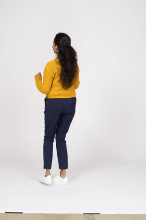 Vista trasera, de, un, bailarina, en, ropa casual