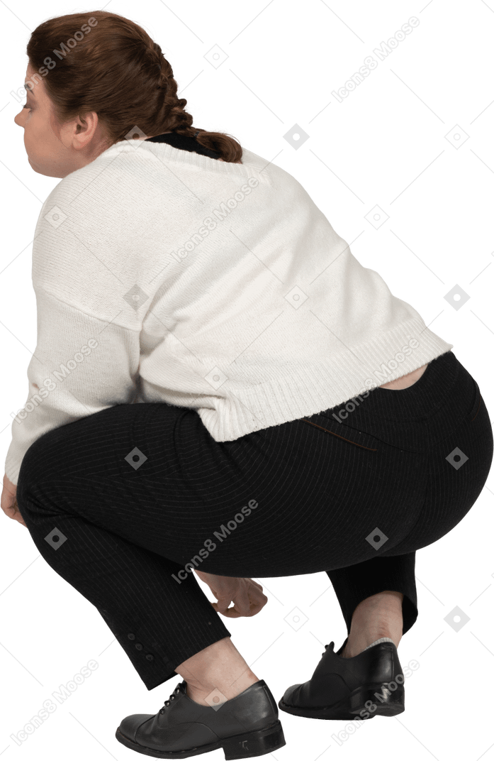 一个穿着休闲服蹲着的胖女人的后视图