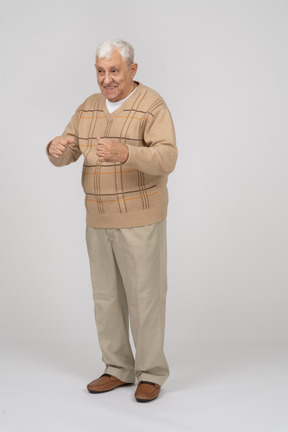Vista frontal de un anciano con ropa informal explicando algo