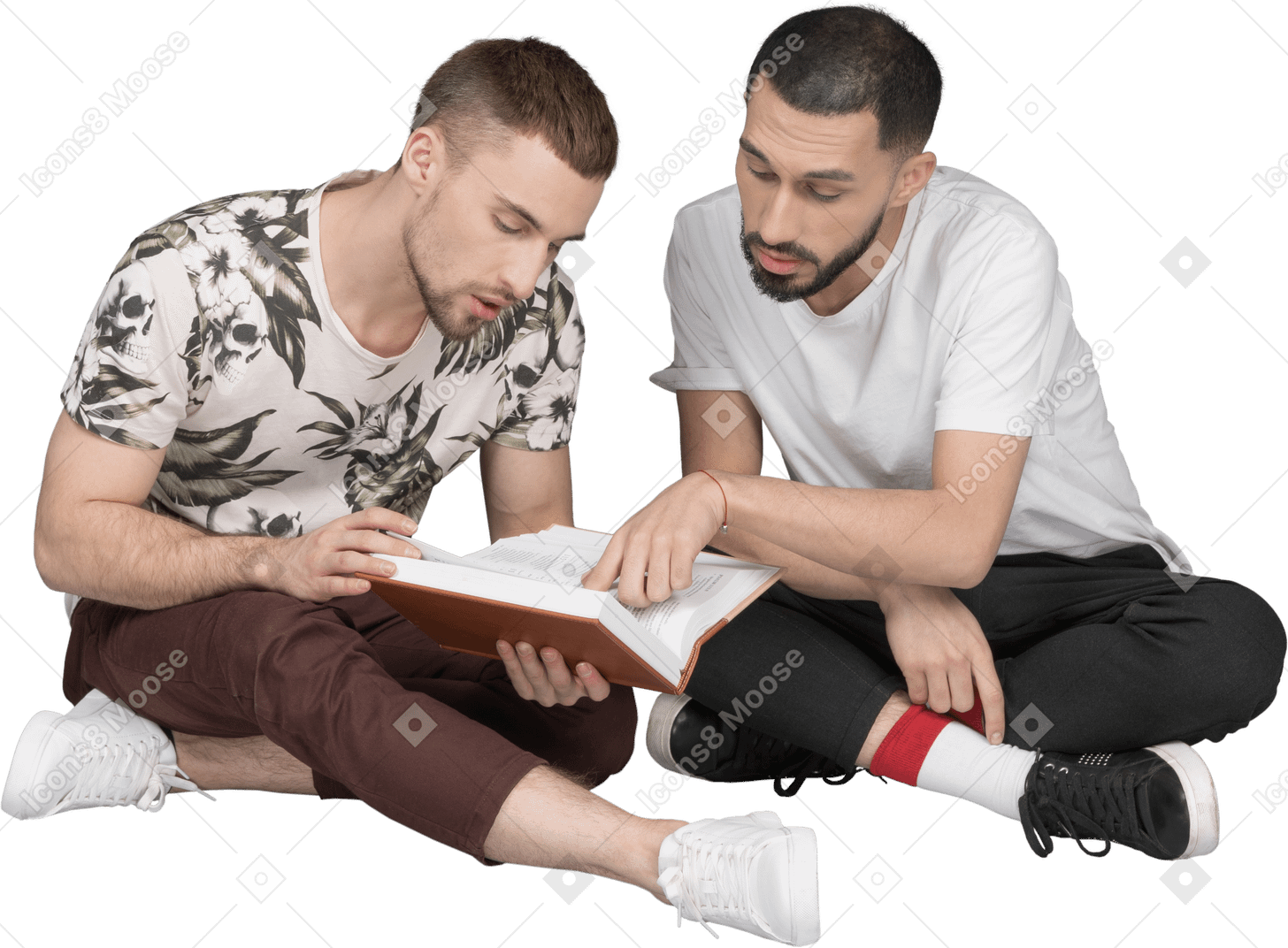Due uomini seduti per terra a gambe incrociate che leggono un libro