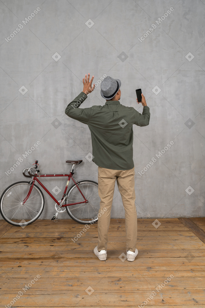 Uomo con chat video smartphone