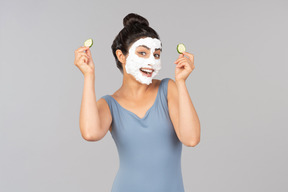 Femme avec masque blanc sur l'envoi de baisers