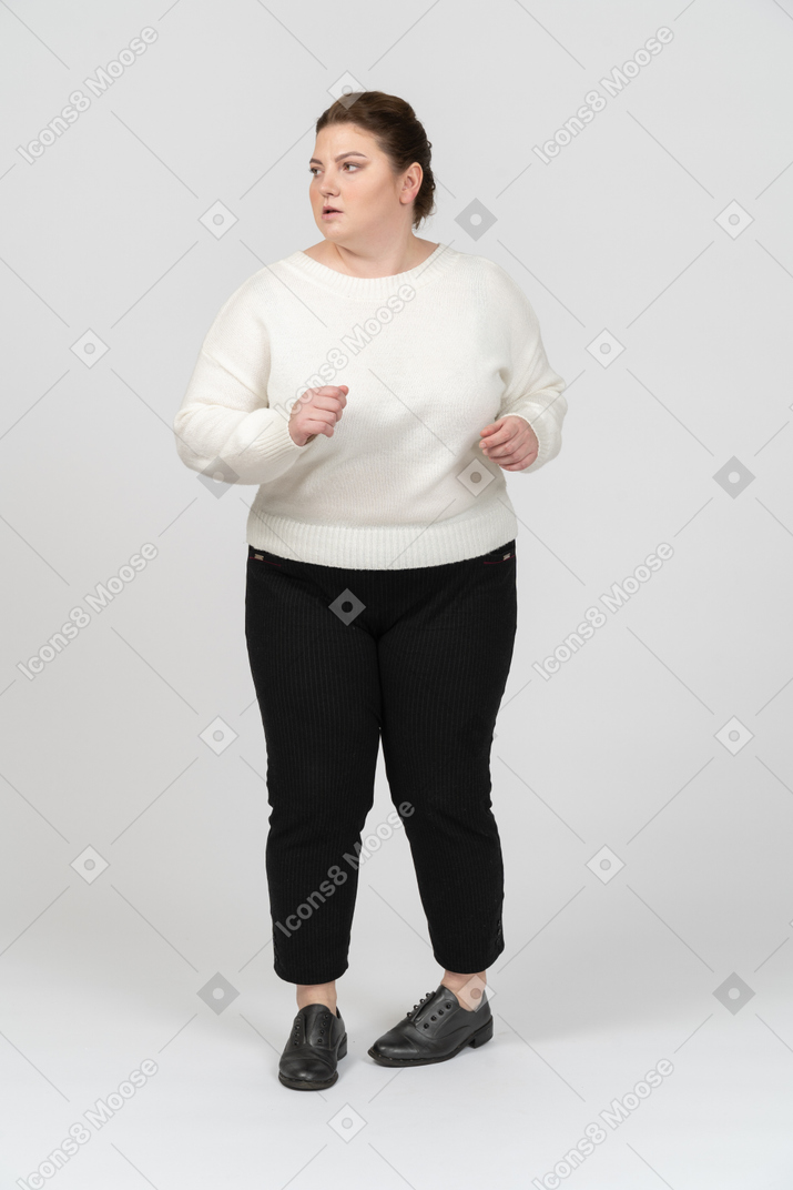 Mulher plus size com roupas casuais em movimento